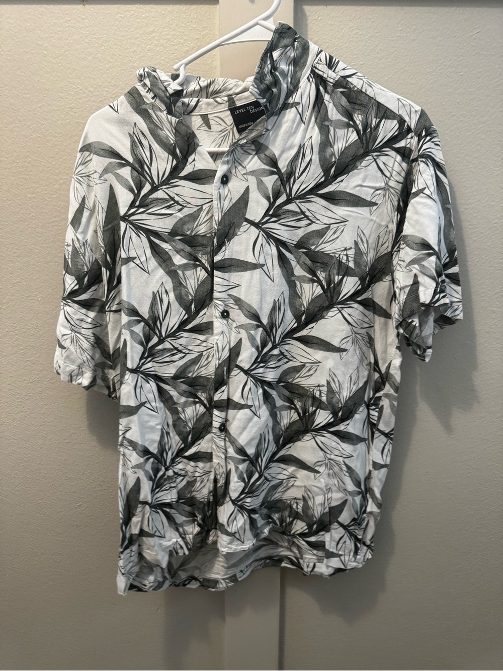 Casual Short-Sleeve Button-Down Shirt in Black Leaf Print
